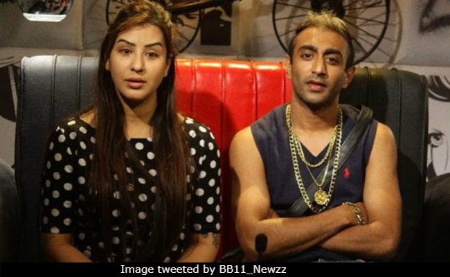 <I>Bigg Boss 11</i>: Aakash Dadlani Forces A Kiss On Shilpa Shinde, Enraging Twitter