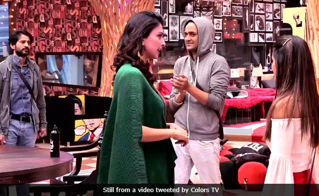 Bigg Boss 11: Gauri Pradhan Rebukes Hina Khan For Calling Hiten Tejwani 'Spineless.' Watch Here