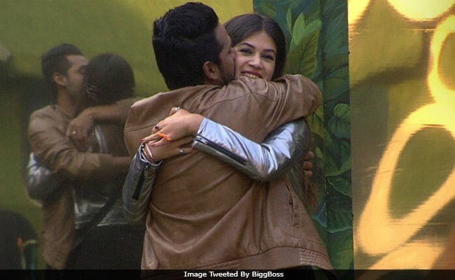 <i>Bigg Boss 11</i>, Written Update, December 28: Puneesh Sharma And Bandgi Kalra's Happy Reunion