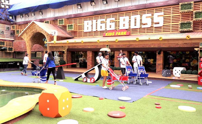 Bigg Boss 11: गेम के बहाने अर्शी खान ने साधा शिल्पा पर निशाना, उठाकर पानी में फेंक दी...