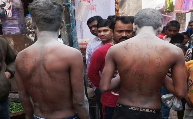 सरेआम छात्राओं को छेड़ रहे थे मनचले, गांव वालों ने देखा तो कपड़े उतार किया कुछ ऐसा