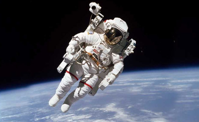 Bruce McCandless, First Astronaut To Fly Untethered In Space, Dies At Age 80