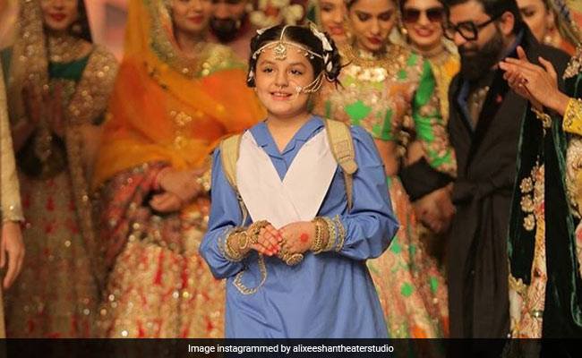 पाकिस्‍तान के फैशन डिजाइनर ने बाल‍िका वधू से करवाई रैंप वॉक, म‍िल रही है शाबाशी