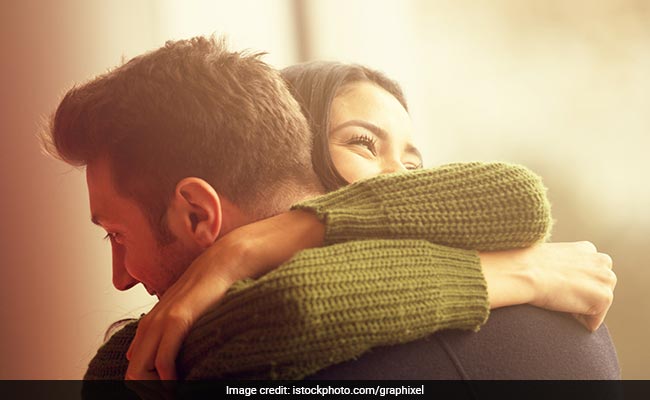 Valentine's Day 2018: जीतना है वैलेंटाइन का दिल, तो आजमाएं ये रोमांटिक शायरी