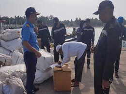 नौसेना का चक्रवात ओखी से प्रभावित इलाकों में तलाशी एवं बचाव अभियान जारी नौसेना का चक्रवात ओखी से प्रभावित इलाकों में तलाशी एवं बचाव अभियान जारी