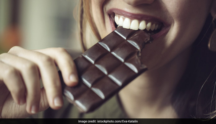Dark Chocolate: आंखों की रोशनी को बढ़ाने में मददगार है डार्क चॉकलेट का सेवन, यहां जानें अन्य लाभ Dark Chocolate: आंखों की रोशनी को बढ़ाने में मददगार है डार्क चॉकलेट का सेवन, यहां जानें अन्य लाभ
