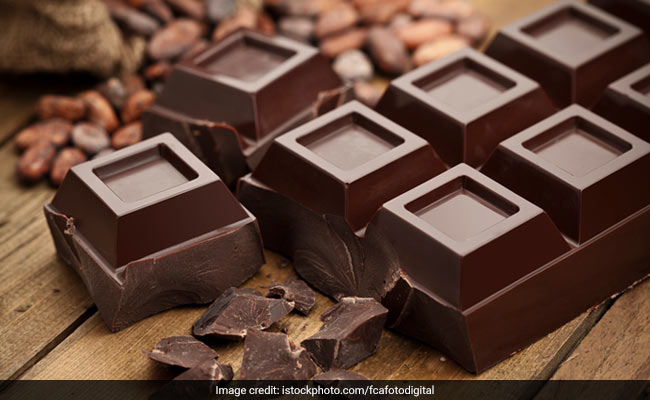 क्या आप जानते हैं कि डॉर्क चॉकलेट खाने से आपके सेहत को हो सकते हैं जबरदस्त फायदे, यहां जाने क्या हैं वो