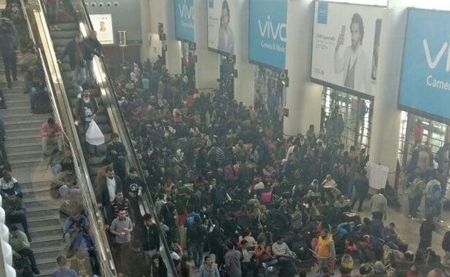 कोहरे के कहर का असर दिल्ली एयरपोर्ट पर : करीब 100 फ्लाइट्स प्रभावित, लोग परेशान