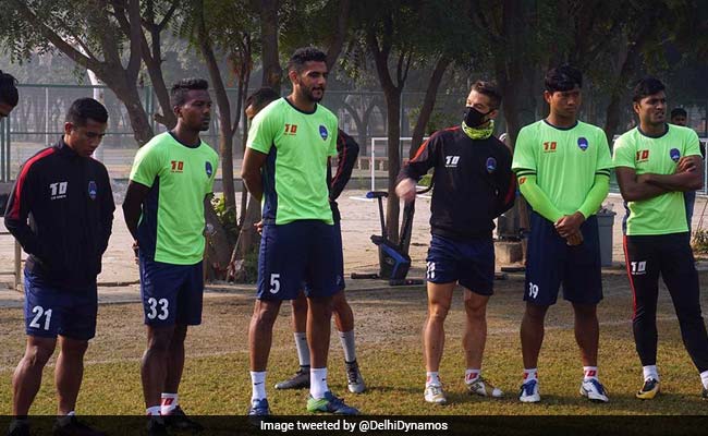 दिल्ली डायनामोज के खिलाड़ियों ने मास्क पहनकर ISL मैच के लिए ट्रेनिंग की