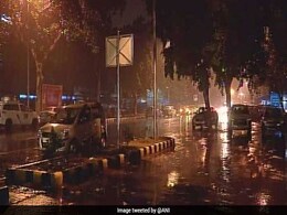 दिल्ली में बारिश से पारा लुढ़का, मंगलवार को भी फुहारें पड़ने की संभावना दिल्ली में बारिश से पारा लुढ़का, मंगलवार को भी फुहारें पड़ने की संभावना