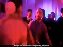 VIDEO: विराट नहीं, बल्कि शिखर धवन ने 'भाभी अनुष्का' के साथ लगाए जमकर ठुमके VIDEO: विराट नहीं, बल्कि शिखर धवन ने 'भाभी अनुष्का' के साथ लगाए जमकर ठुमके