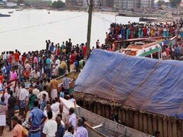 Cyclone Ockhi: Deaths Rise To 42, Fishermen Take Out March To Raj Bhavan Cyclone Ockhi: Deaths Rise To 42, Fishermen Take Out March To Raj Bhavan
