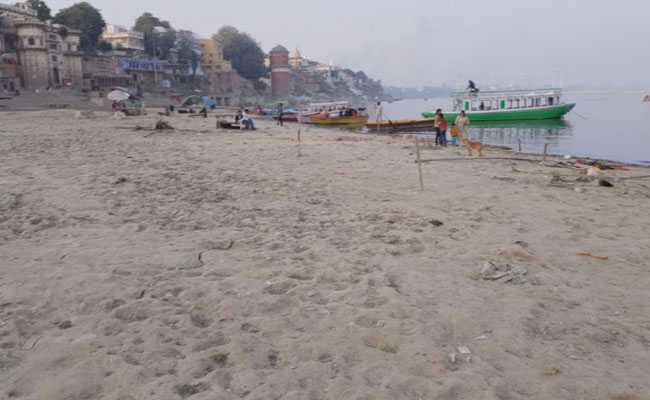 बनारस के घाट पर सर्दियों में सिकुड़ती गंगा, कहीं ये 'विलुप्त' होने के संकेत तो नहीं