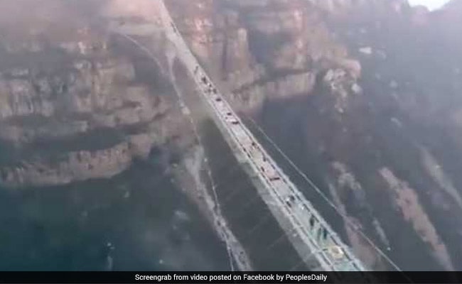 VIDEO: जमीन से 218 मीटर की ऊंचाई पर बना है यह ग्लास ब्रिज, इस पर चलना सबके बस की बात नहीं