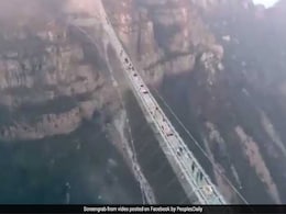 VIDEO: जमीन से 218 मीटर की ऊंचाई पर बना है यह ग्लास ब्रिज, इस पर चलना सबके बस की बात नहीं VIDEO: जमीन से 218 मीटर की ऊंचाई पर बना है यह ग्लास ब्रिज, इस पर चलना सबके बस की बात नहीं