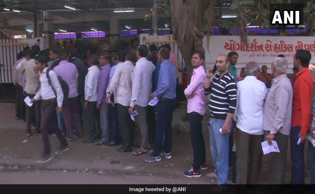 गुजरात विधानसभा चुनाव : शुरुआती 2 घंटों में 10 फीसदी मतदान