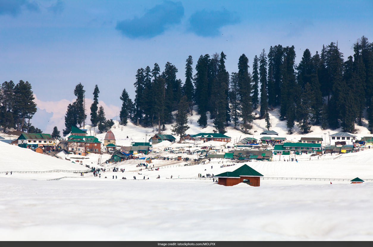 जम्मू कश्मीर के गुलमर्ग और अन्य ऊंचे स्थानों पर हुई बर्फबारी