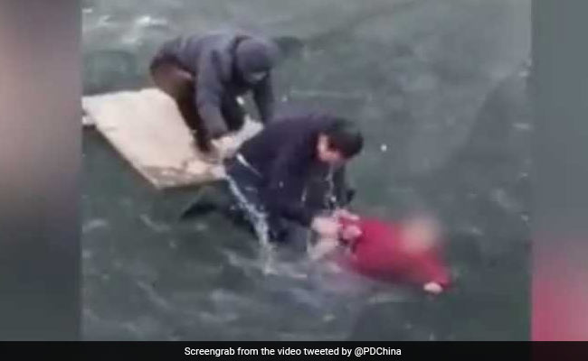 Viral Video: 'बर्फ की नदी' के अंदर चली गई थी महिला, जानिए लोगों ने कैसे बचाया