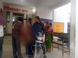 झारखंड में मानवता शर्मसार, मोटरसाइकिल पर बेटी की लाश ढोने को मजबूर हुआ बाप झारखंड में मानवता शर्मसार, मोटरसाइकिल पर बेटी की लाश ढोने को मजबूर हुआ बाप