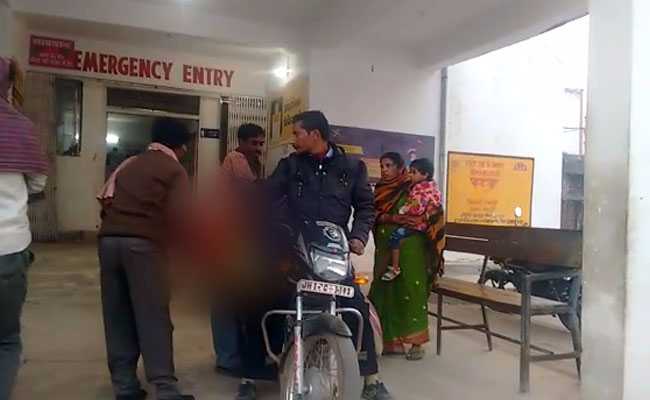 झारखंड में मानवता शर्मसार, मोटरसाइकिल पर बेटी की लाश ढोने को मजबूर हुआ बाप