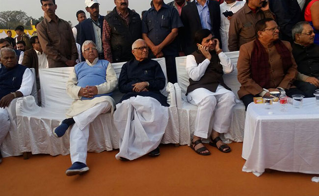 सुशील मोदी के बेटे की शादी में तमाम दिग्गजों का जमावड़ा, लालू भी वर-वधू को आशीर्वाद देने पहुंचे