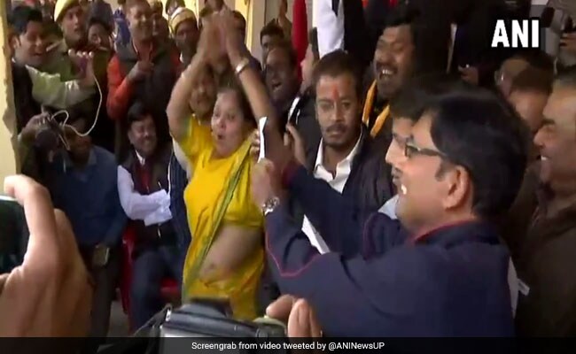 Video : सबकी धड़कनें बढ़ी हुई थीं.. लकी ड्रॉ में नाम आते ही खुशी से नाचने लगीं बीजेपी प्रत्याशी