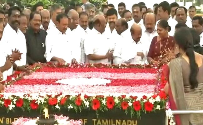 O Pannerselvam, E Palaniswami Pay Homage To MG Ramachandran On His 30th Death Anniversary