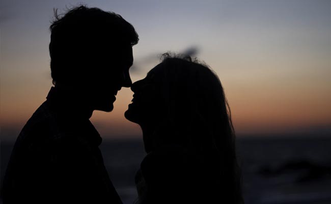 Here's How You Make The Midnight Kiss At NYE Extra Special