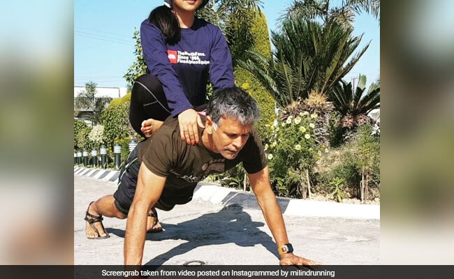 Milind Soman Push-ups: 53 की उम्र में भी ये एक्टर अपनी गर्लफ्रेंड को पीठ पर बैठाकर कर रहा ये काम, देखें Video