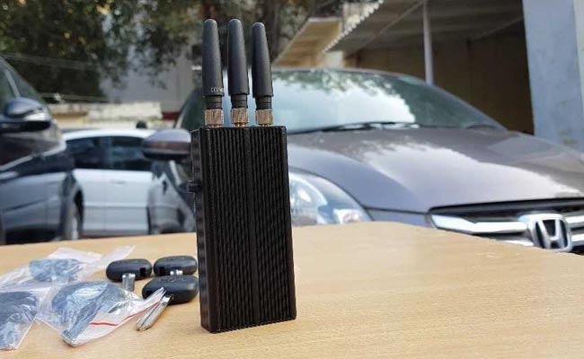 दिल्‍ली पुलिस के हत्‍थे चढ़े हाईटेक चोर, वारदात के वक़्त करते थे मोबाइल जैमर का इस्तेमाल