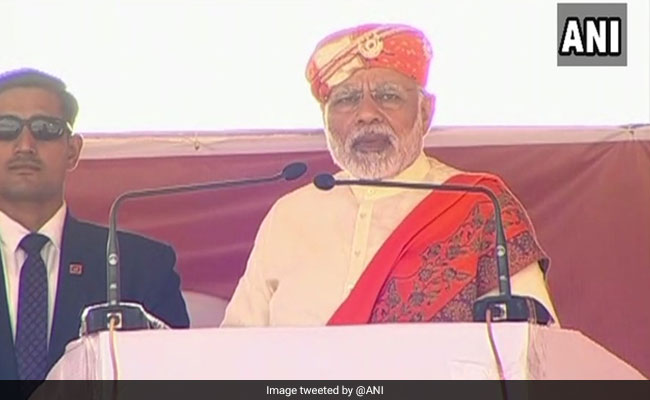 गुजरात चुनाव के पहले चरण में वोटिंग के बीच पीएम मोदी ने कांग्रेस पर किए करारे वार- खास बातें