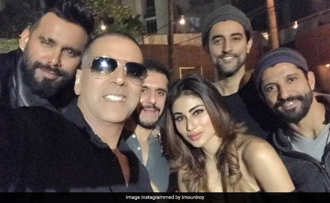 Akshay Kumar Wraps <i>Gold</i> Shoot. Mouni Roy Posts Update