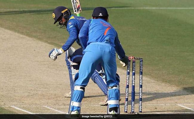 IND VS SL: महेंद्र सिंह धोनी का 'मास्टर माइंड'...और लग गई लंकाई बल्लेबाजों की लाइन