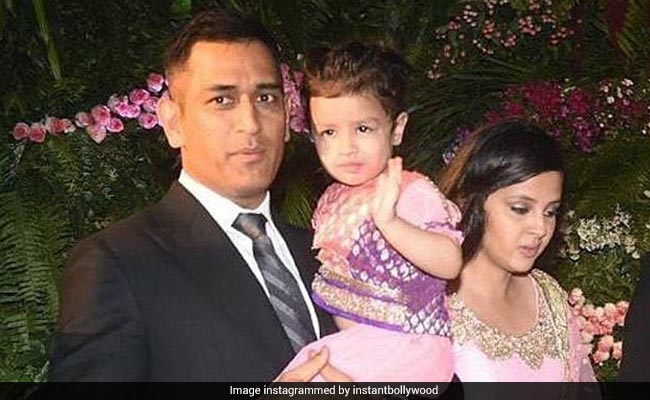 Virushka Reception: 'चाचू कोहली' की रिसेप्शन में पहुंचीं जीवा, धोनी को देख लोगों ने लगाए नारे.. देखें VIDEO Virushka Reception: 'चाचू कोहली' की रिसेप्शन में पहुंचीं जीवा, धोनी को देख लोगों ने लगाए नारे.. देखें VIDEO