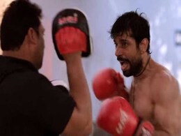 Video: देसी रॉकी की दस्तक, आते ही दिखाया ये 'पैंतरा' और कहलाया 'मुक्काबाज' Video: देसी रॉकी की दस्तक, आते ही दिखाया ये 'पैंतरा' और कहलाया 'मुक्काबाज'