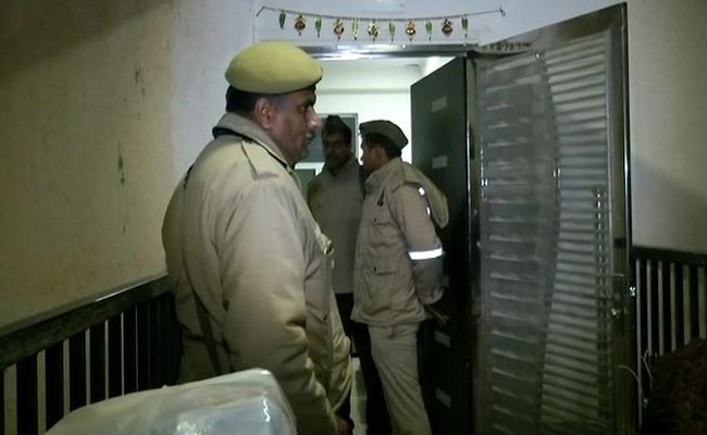 ग्रेटर नोएडा डबल मर्डर केस : मां बेटी की हत्या क्या 15 साल के बेटे ने की? बाथरूम में मिले खून से सने कपड़े और... ग्रेटर नोएडा डबल मर्डर केस : मां बेटी की हत्या क्या 15 साल के बेटे ने की? बाथरूम में मिले खून से सने कपड़े और...