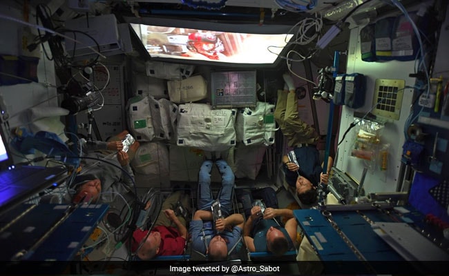 अंतरिक्ष यात्रियों ने स्पेस में देखी फिल्म, ड्रिंक्स के साथ कुछ इस तरह लिए मजे