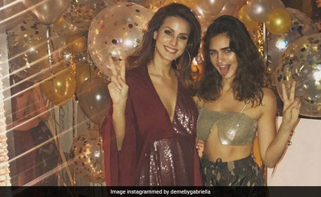 Styling Tips To Get You A Perfect Picture At The NYE Party