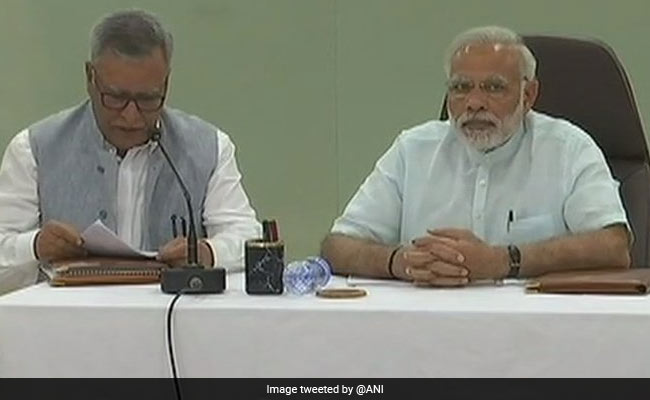 तूफान 'ओखी' से हुई तबाही का जायजा लेने लक्षद्वीप पहुंचे PM मोदी, अधिकारियों के साथ की समीक्षा बैठक