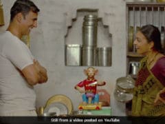 <i>PadMan</i> Song <i>Aaj Se Teri</i> Shows Akshay Kumar As Radhika Apte's 'Superhero'