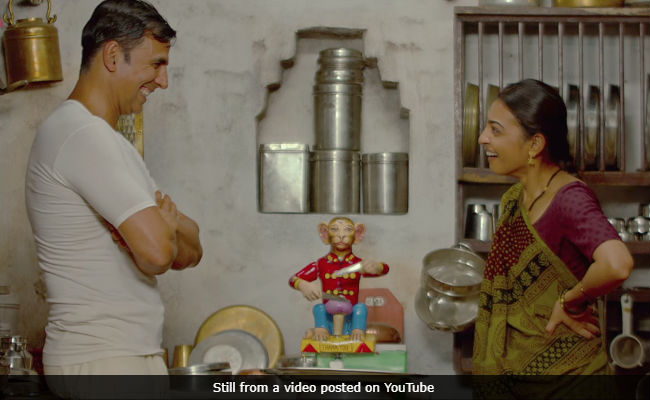 <i>PadMan</i> Song <i>Aaj Se Teri</i> Shows Akshay Kumar As Radhika Apte's 'Superhero'