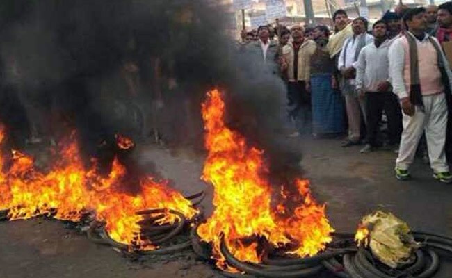 बिहार में नई बालू नीति के खिलाफ हिंसक प्रदर्शन, कई जगह आगजनी, पुलिस ने बरसाईं लाठियां