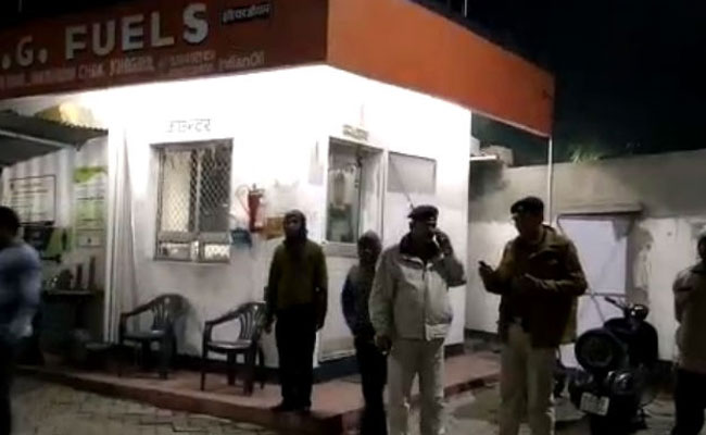 बिहार : मंत्री नंद किशोर यादव की बेटी के नाम से चल रहे पेट्रोल पंप से सवा दो लाख रुपए की लूट