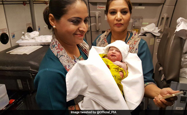 सऊदी से मुल्तान जा रहे पाकिस्तान की राष्ट्रीय एयरलाइन PIA में महिला ने दिया बच्ची को जन्म