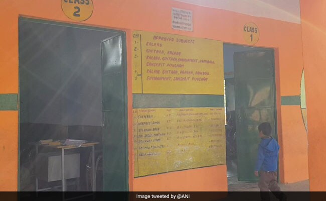 योगी आदित्यनाथ को खुश करने की कवायद? सरकारी सर्कुलर के बाद करीब 100 स्कूलों को रंगा भगवा
