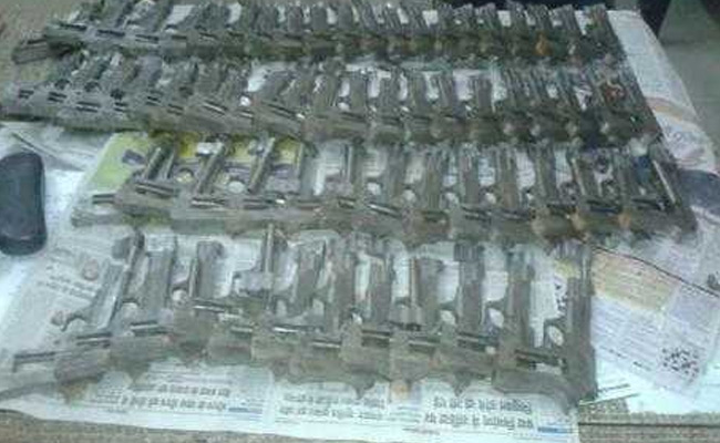 बिहार : ट्रेन के शौचालय से अधबनी अवैध पिस्टल की बड़ी खेप बरामद, मामला दर्ज