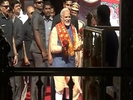 रोड शो कैंसिल होने पर सी-प्लेन से अंबाजी मंदिर पहुंचे पीएम मोदी, किया पूजा पाठ रोड शो कैंसिल होने पर सी-प्लेन से अंबाजी मंदिर पहुंचे पीएम मोदी, किया पूजा पाठ