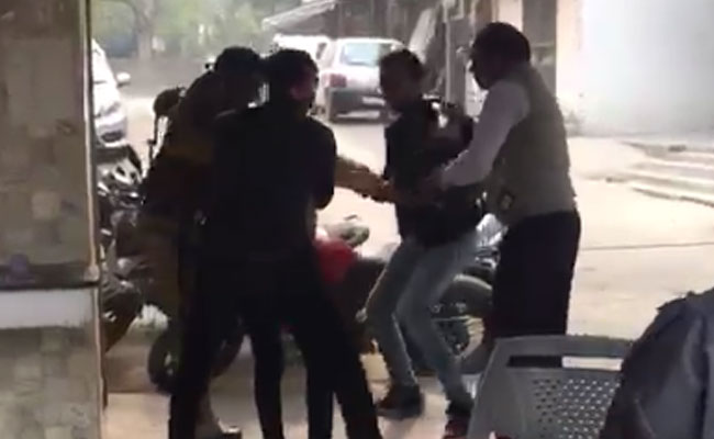 VIDEO: बदमाशों को पकड़ने गए सिपाही की हो गई धुनाई, मिली जान से मारने की धमकी