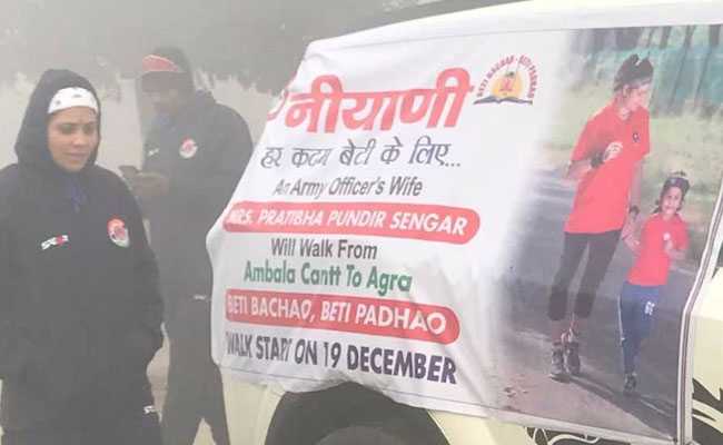 बेटियों के अधिकारों के लिए अंबाला से आगरा के लिए पैदल चल पड़ी यह महिला