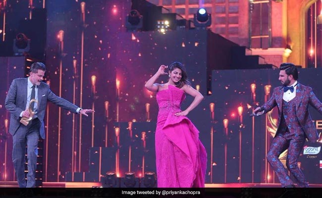Priyanka Chopra's <I>Dil Dhadakne Do</i> Reunion While Dancing At Award Show